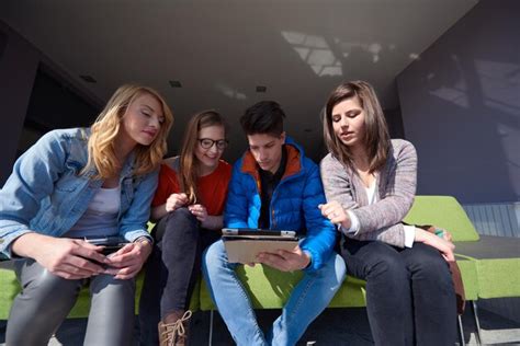 gruppo di studenti in visita a un museo