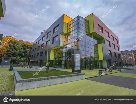 Edificio universitario moderno con studenti che camminano