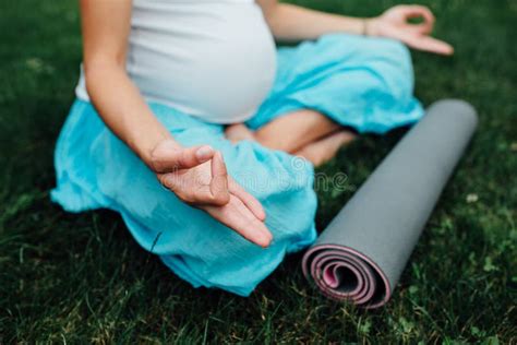 Donna incinta che respira profondamente all'aperto
