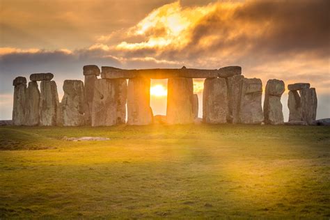 Immagine di Stonehenge all'alba durante l'equinozio