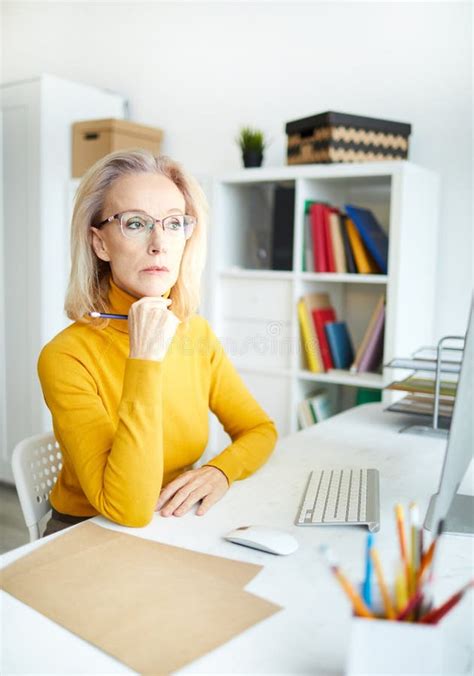 Ritratto di donna matura pensierosa