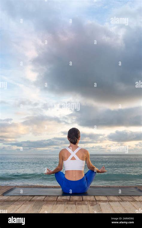 Persona che pratica yoga