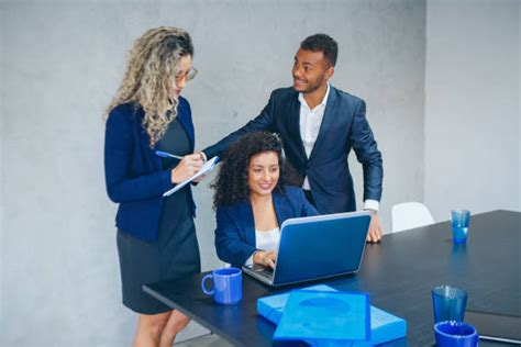 dipendenti che lavorano in ufficio con espressioni di stress