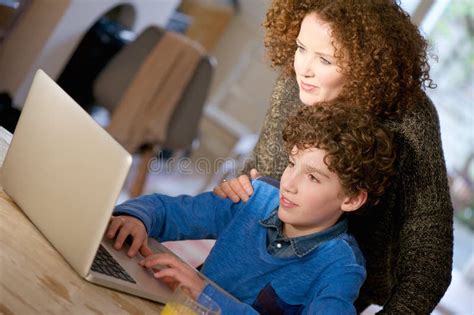 persona che aiuta un collega al computer