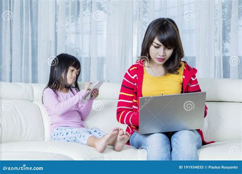 Madre che ignora la figlia