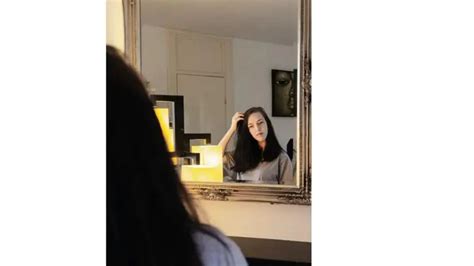 Donna che si specchia in un ritratto della figlia