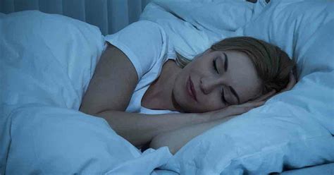 Persona che non riesce a dormire nel letto