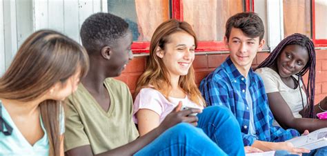 Un gruppo di adolescenti che partecipa a una discussione