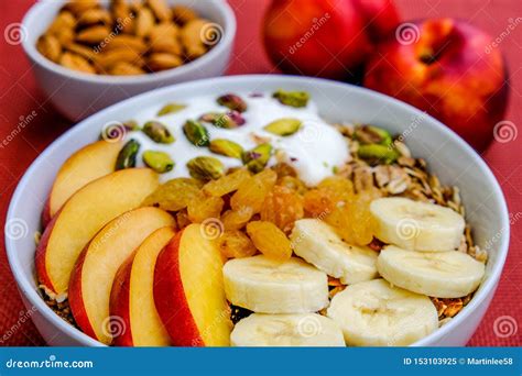 Ciotola di avena con frutta e noci