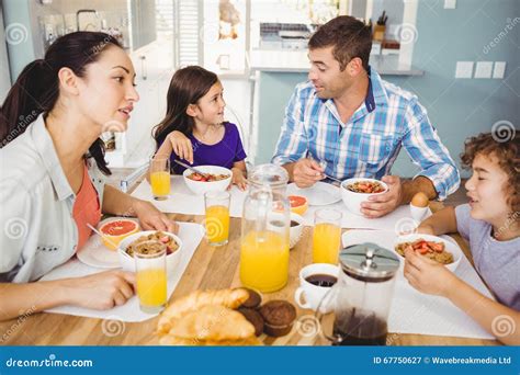 famiglia che parla serenamente