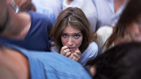 Persona ansiosa in una situazione sociale