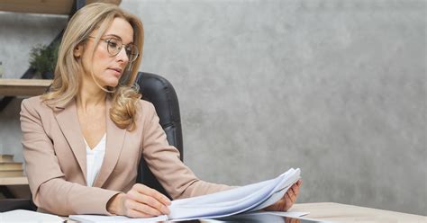 Dirigente scolastico in riunione con insegnanti