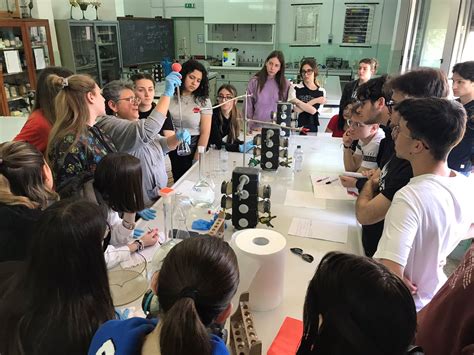 Studenti che partecipano a un seminario online