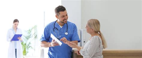 Un professionista che parla con un paziente in un ambiente terapeutico sereno.
