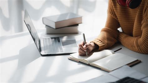 Persona che studia con libri