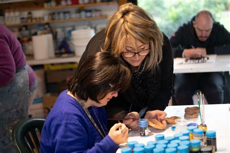 Gruppo di persone che partecipano a un laboratorio creativo