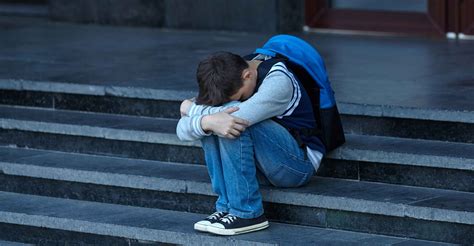 Adolescente che appare triste e isolato