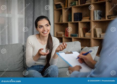 Psicologa che parla con un paziente sorridente