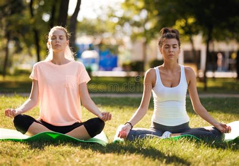 Persona che pratica yoga all'aperto