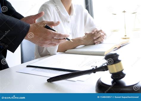 Avvocato che parla con il cliente in studio