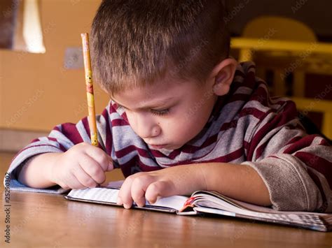 Bambino che scrive su un tablet con una penna digitale