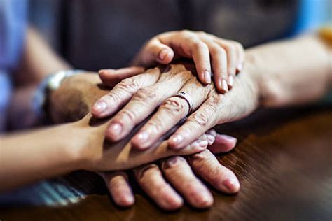 Immagine simbolica di mani che si stringono, rappresentando supporto e recupero