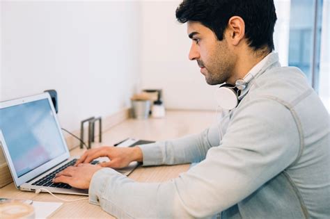 persona che lavora al computer con espressione triste