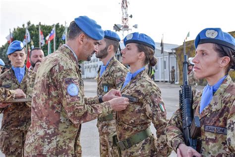 famiglia militare in attesa del ritorno del congiunto