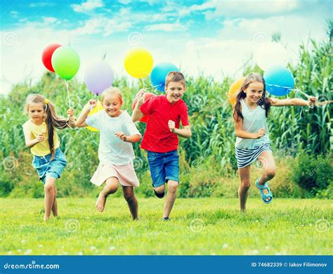 Bambini che giocano in un giardino con materiali naturali