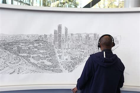 Stephen Wiltshire che disegna un paesaggio urbano