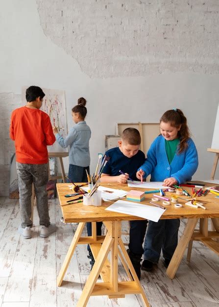 Ragazzi che dipingono in un atelier