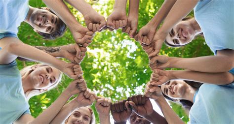 Persone che interagiscono in vari contesti sociali