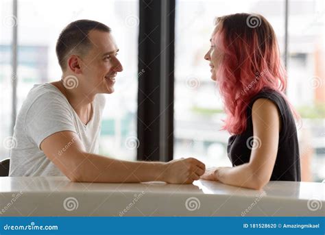 Coppia che parla serenamente