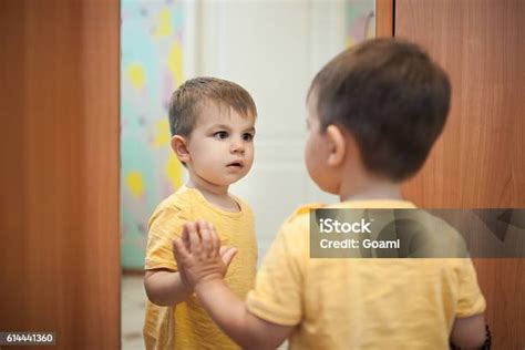 Bambino che si guarda allo specchio