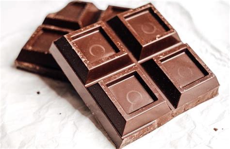 Confronto visivo di 3/4 e 3/10 con tavolette di cioccolato