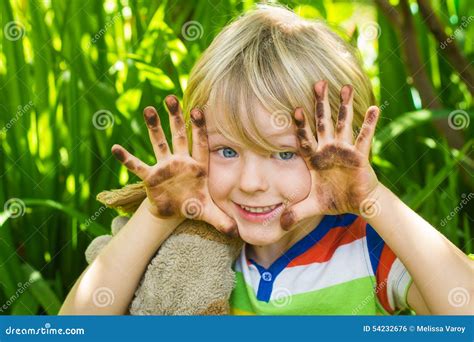 bambino con mani sporche