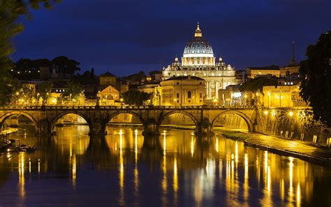 Immagine della città di Roma di notte sotto la pioggia