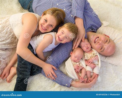 Famiglia con gemelli neonati