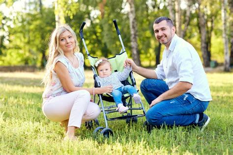 Un bambino che gioca felice con una famiglia adottiva