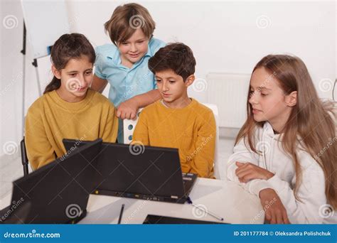 Gruppo di bambini che lavorano insieme in un progetto