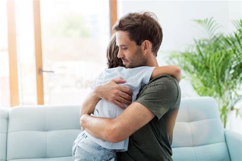 Un genitore che abbraccia suo figlio