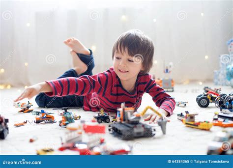 bambino che gioca con oggetti sensoriali