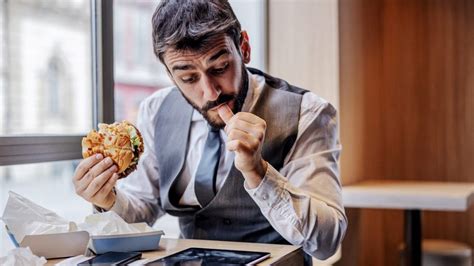 Persona che mangia compulsivamente di nascosto