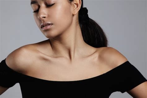 Persona che respira profondamente con gli occhi chiusi