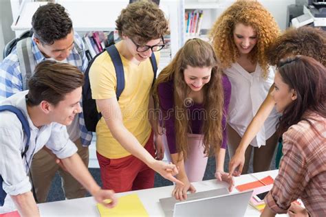 Studenti che lavorano insieme a scuola
