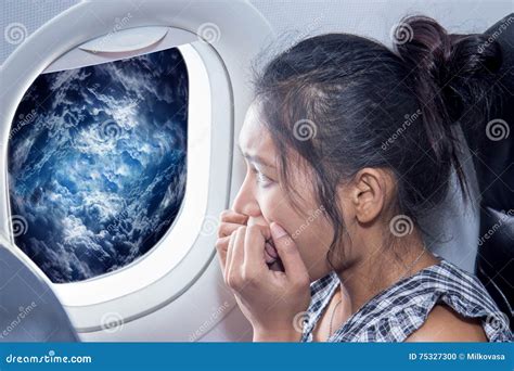 persona spaventata in aereo