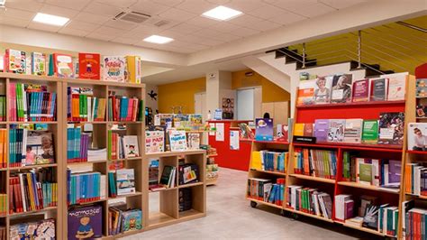 Interno colorato della Libreria Erickson di Trento con scaffali pieni di libri e giochi per bambini
