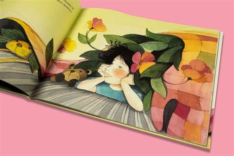 Primo piano di mani che sfogliano un libro illustrato per bambini