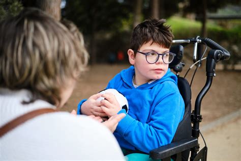 Bambino con distrofia muscolare di Duchenne che gioca con giocattoli