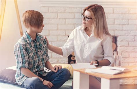 Insegnante che parla con genitori e studente